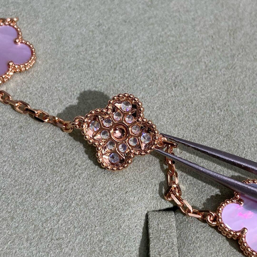 {
  "Elowen jewelsry": "Elowen Schmuck",
  "CLOVER 10 MOTIFS DIAMOND PINK MOP NECKLACE": "KLEEBLATT 10-MOTIV-HALSKETTE MIT DIAMANTEN UND ROSA PERLMUTT"
}