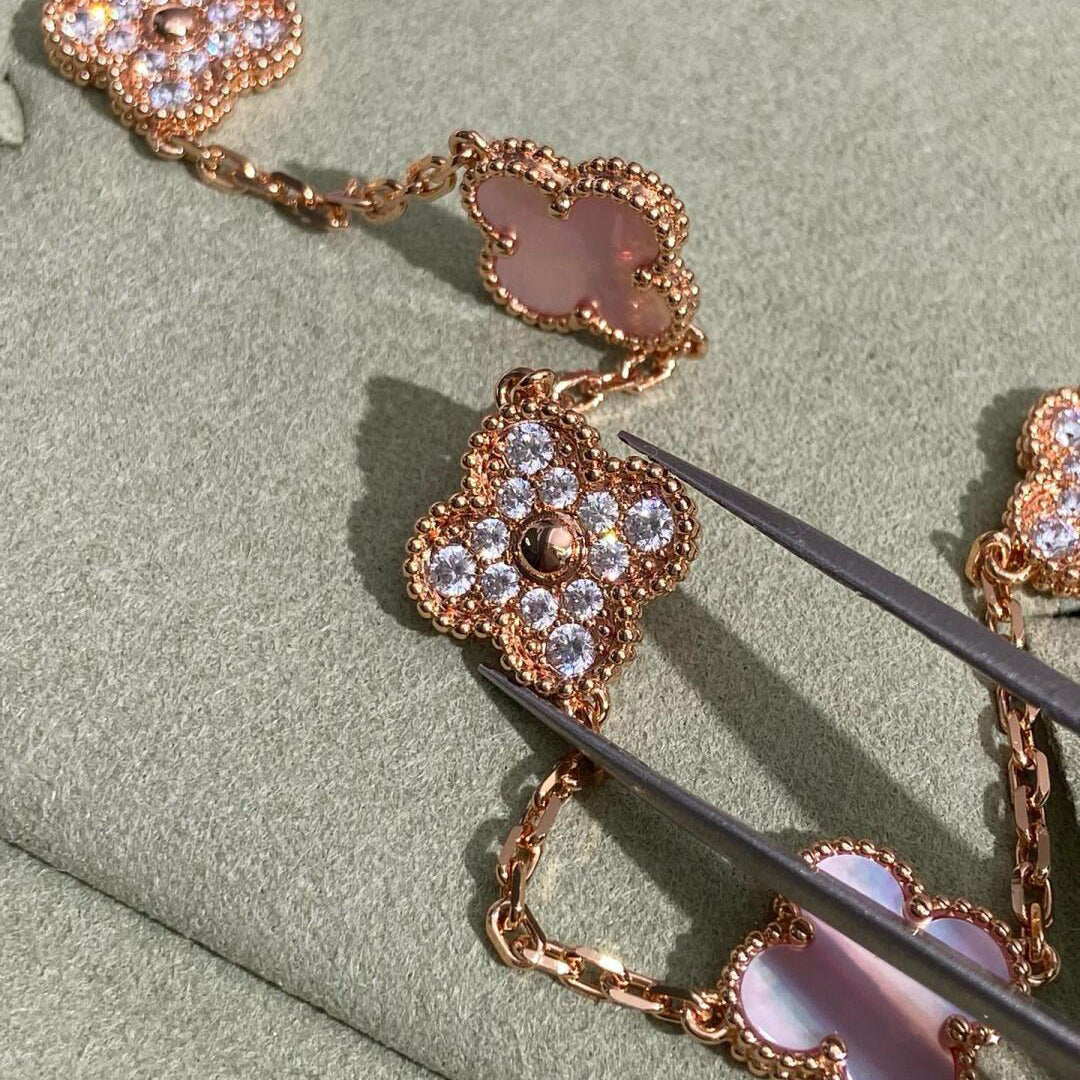 {
  "Elowen jewelsry": "Elowen Schmuck",
  "CLOVER 10 MOTIFS DIAMOND PINK MOP NECKLACE": "KLEEBLATT 10-MOTIV-HALSKETTE MIT DIAMANTEN UND ROSA PERLMUTT"
}