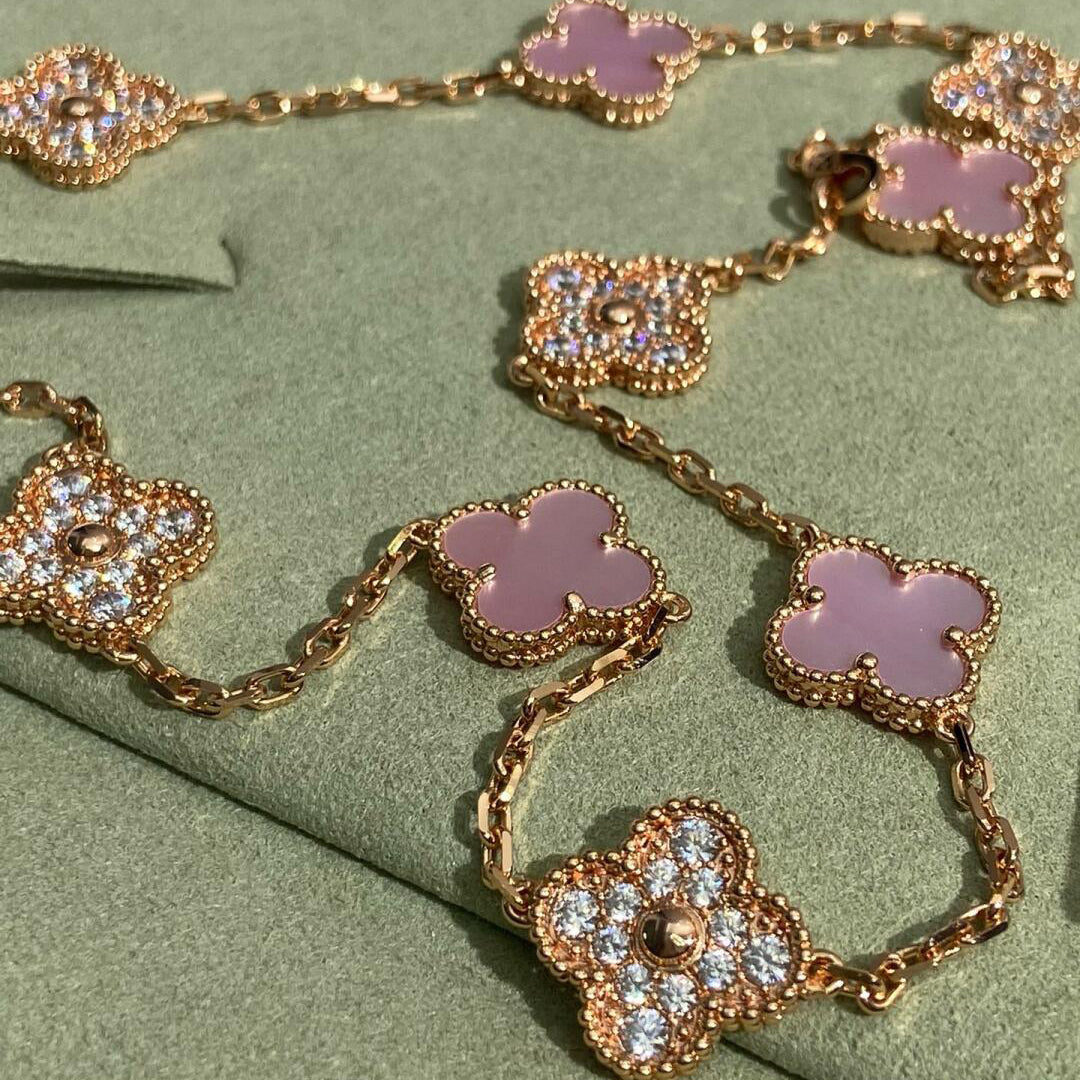 {
  "Elowen jewelsry": "Elowen Schmuck",
  "CLOVER 10 MOTIFS DIAMOND PINK MOP NECKLACE": "KLEEBLATT 10-MOTIV-HALSKETTE MIT DIAMANTEN UND ROSA PERLMUTT"
}