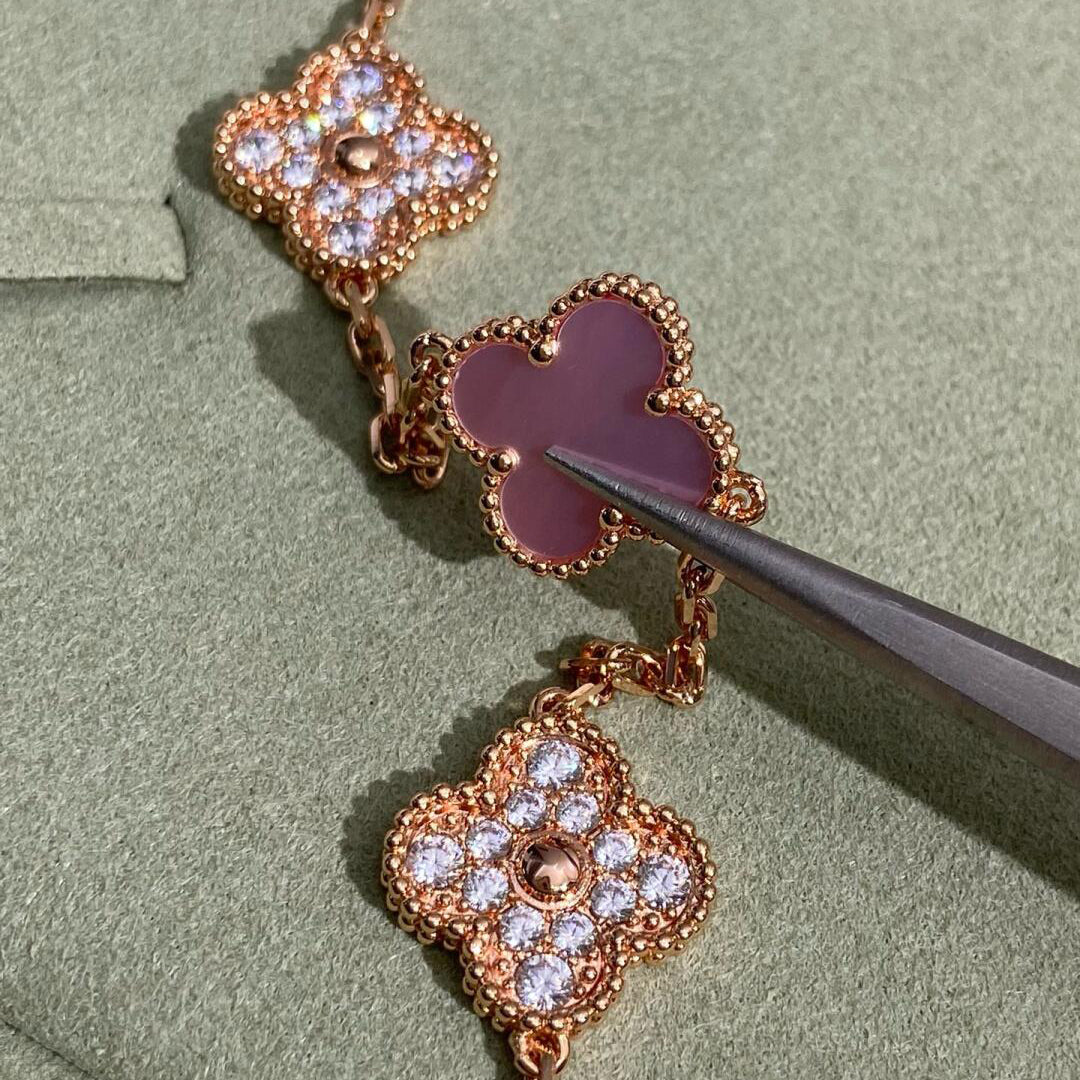 {
  "Elowen jewelsry": "Elowen Schmuck",
  "CLOVER 10 MOTIFS DIAMOND PINK MOP NECKLACE": "KLEEBLATT 10-MOTIV-HALSKETTE MIT DIAMANTEN UND ROSA PERLMUTT"
}