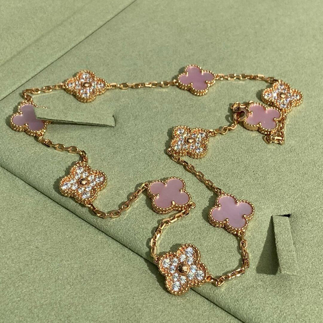 {
  "Elowen jewelsry": "Elowen Schmuck",
  "CLOVER 10 MOTIFS DIAMOND PINK MOP NECKLACE": "KLEEBLATT 10-MOTIV-HALSKETTE MIT DIAMANTEN UND ROSA PERLMUTT"
}