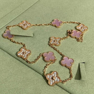 {
  "Elowen jewelsry": "Elowen Schmuck",
  "CLOVER 10 MOTIFS DIAMOND PINK MOP NECKLACE": "KLEEBLATT 10-MOTIV-HALSKETTE MIT DIAMANTEN UND ROSA PERLMUTT"
}