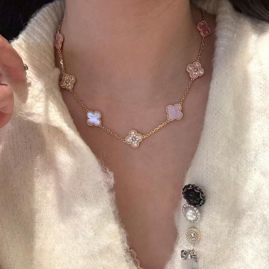 {
  "Elowen jewelsry": "Elowen Schmuck",
  "CLOVER 10 MOTIFS DIAMOND PINK MOP NECKLACE": "KLEEBLATT 10-MOTIV-HALSKETTE MIT DIAMANTEN UND ROSA PERLMUTT"
}