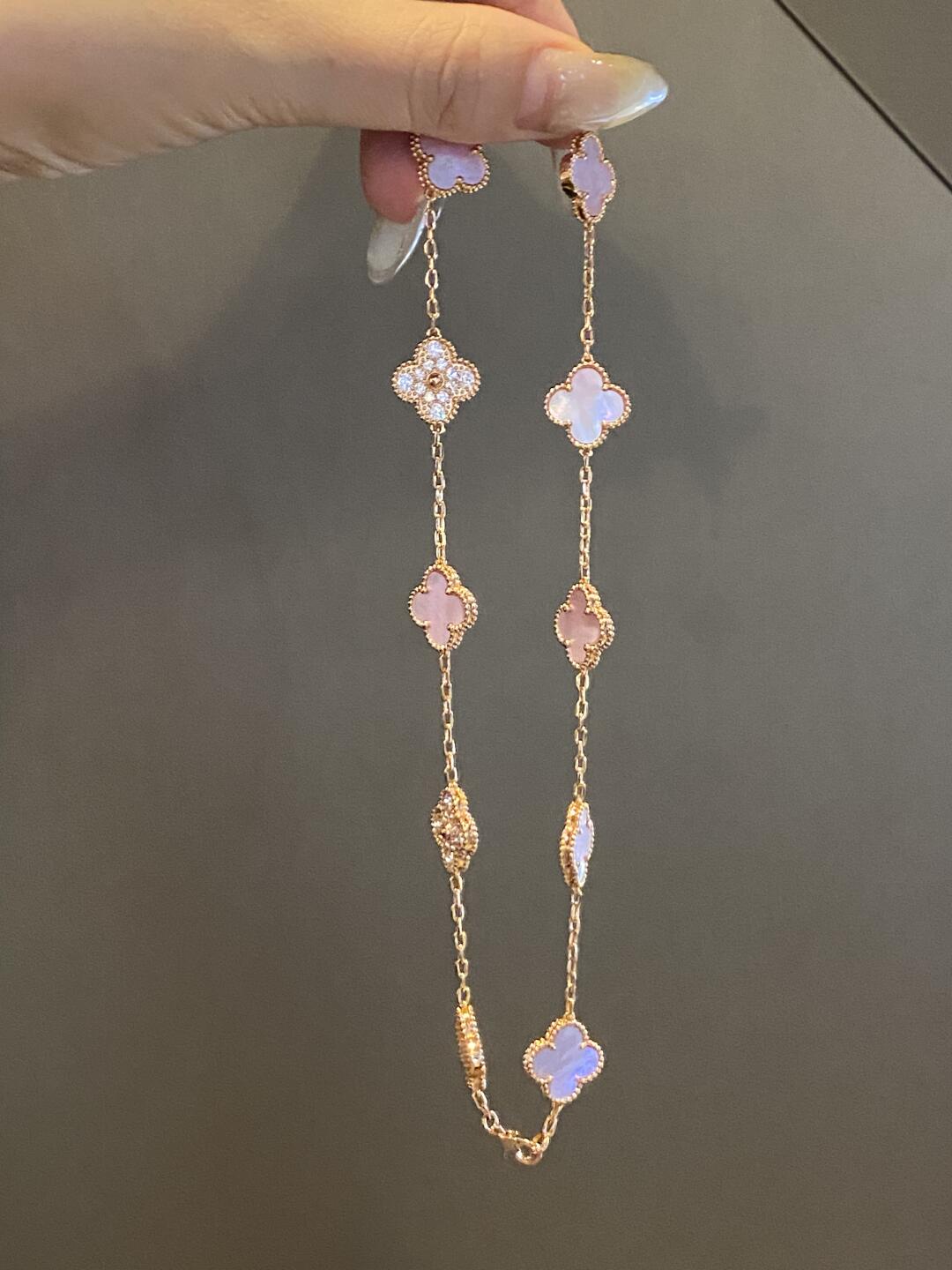 {
  "Elowen jewelsry": "Elowen Schmuck",
  "CLOVER 10 MOTIFS DIAMOND PINK MOP NECKLACE": "KLEEBLATT 10-MOTIV-HALSKETTE MIT DIAMANTEN UND ROSA PERLMUTT"
}