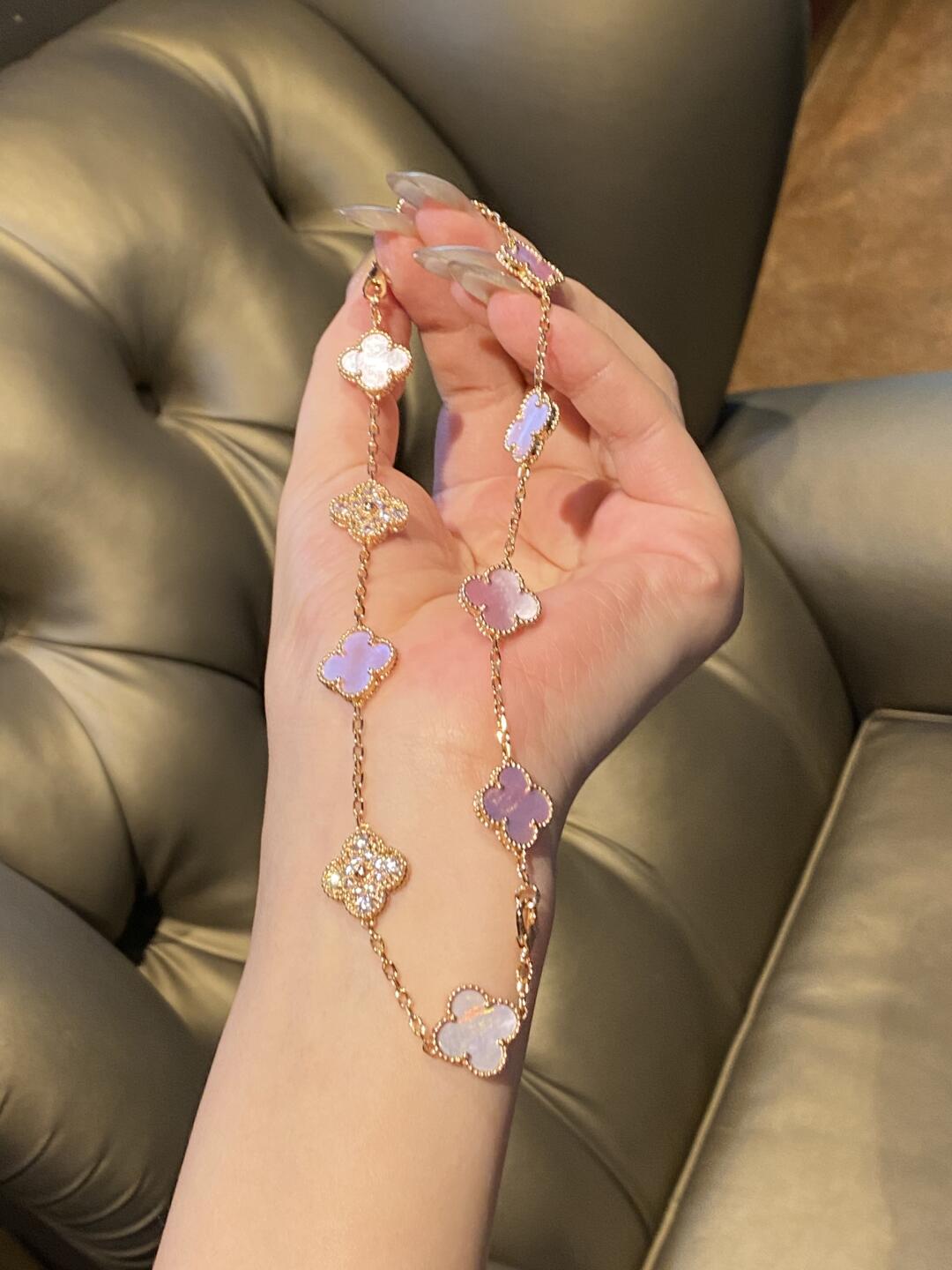{
  "Elowen jewelsry": "Elowen Schmuck",
  "CLOVER 10 MOTIFS DIAMOND PINK MOP NECKLACE": "KLEEBLATT 10-MOTIV-HALSKETTE MIT DIAMANTEN UND ROSA PERLMUTT"
}