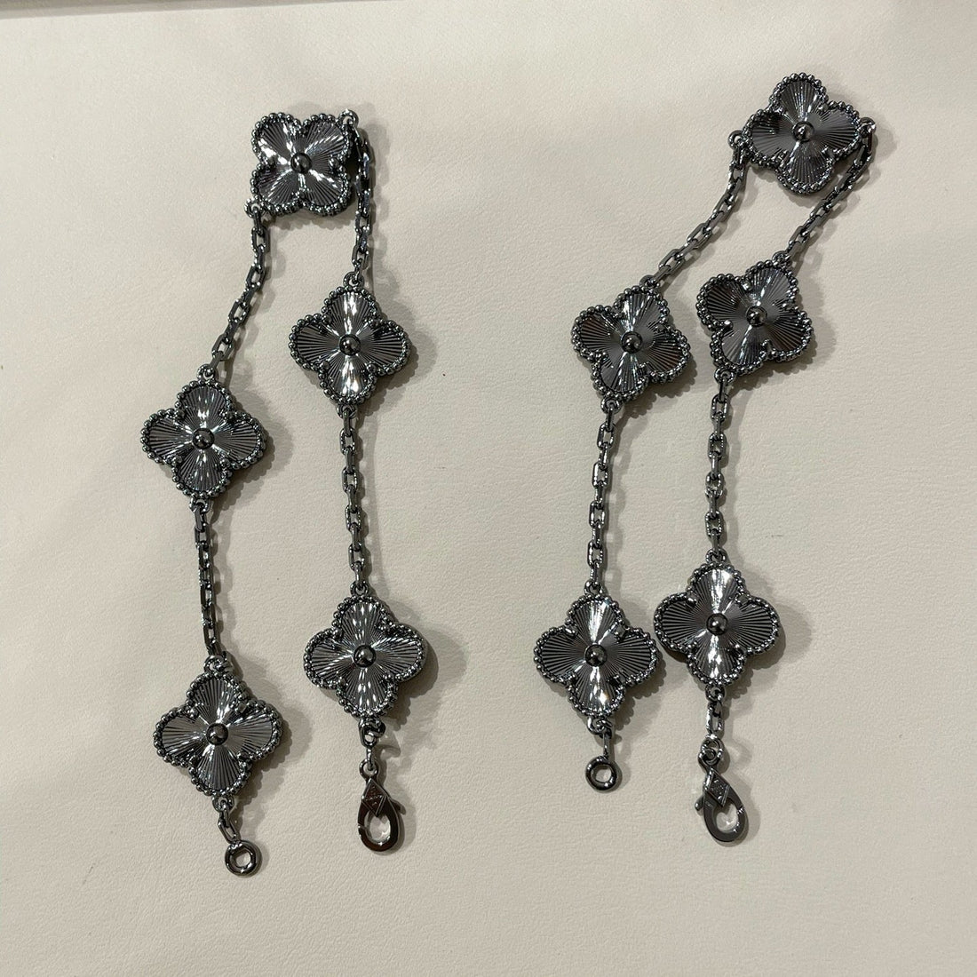 {"[Elowen jewelsry ]CLOVER 5 MOTIF BLACK BRACELET": "【Elowen jewelry】クローバー 5モチーフ ブラックブレスレット"}