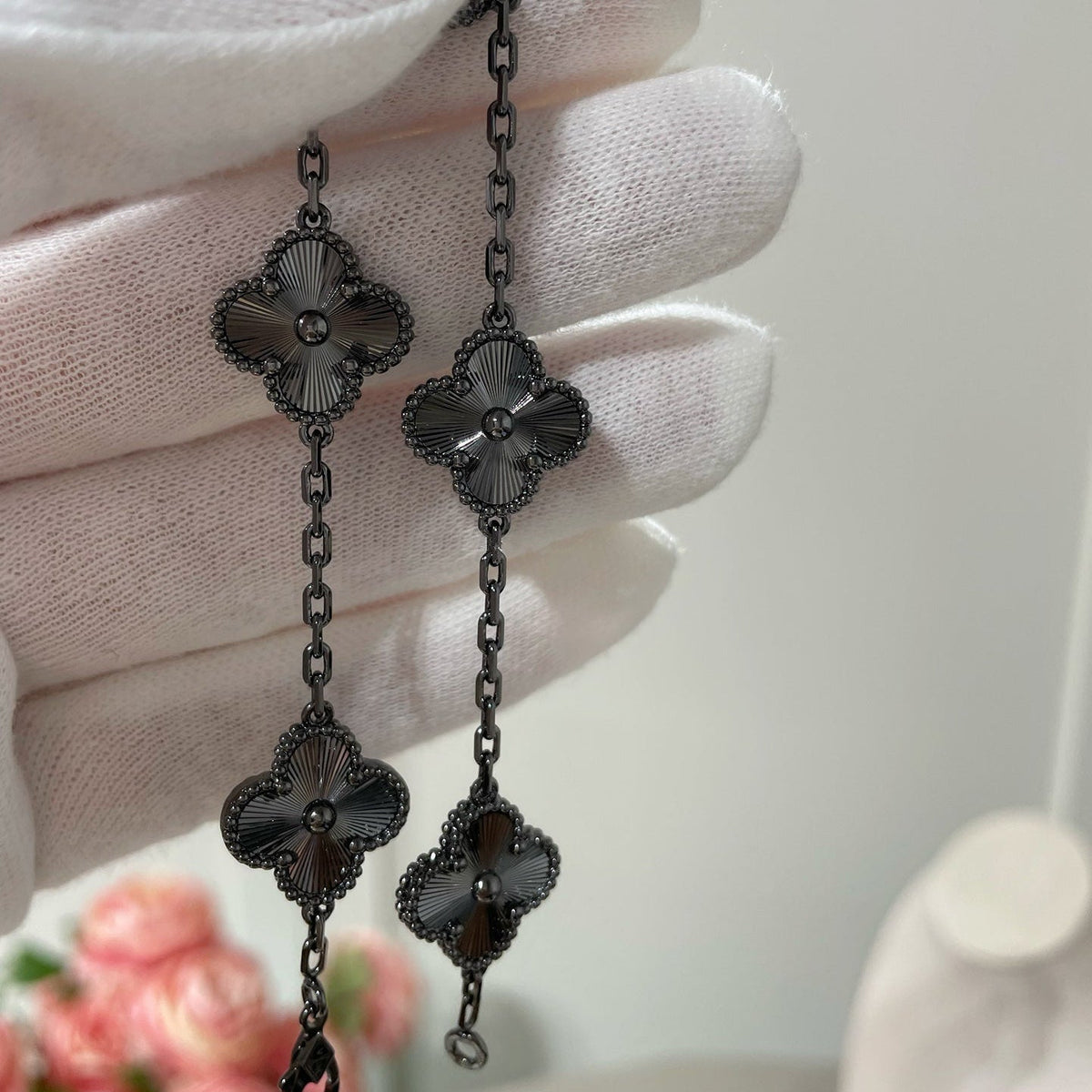 {"[Elowen jewelsry ]CLOVER 5 MOTIF BLACK BRACELET": "【Elowen jewelry】クローバー 5モチーフ ブラックブレスレット"}