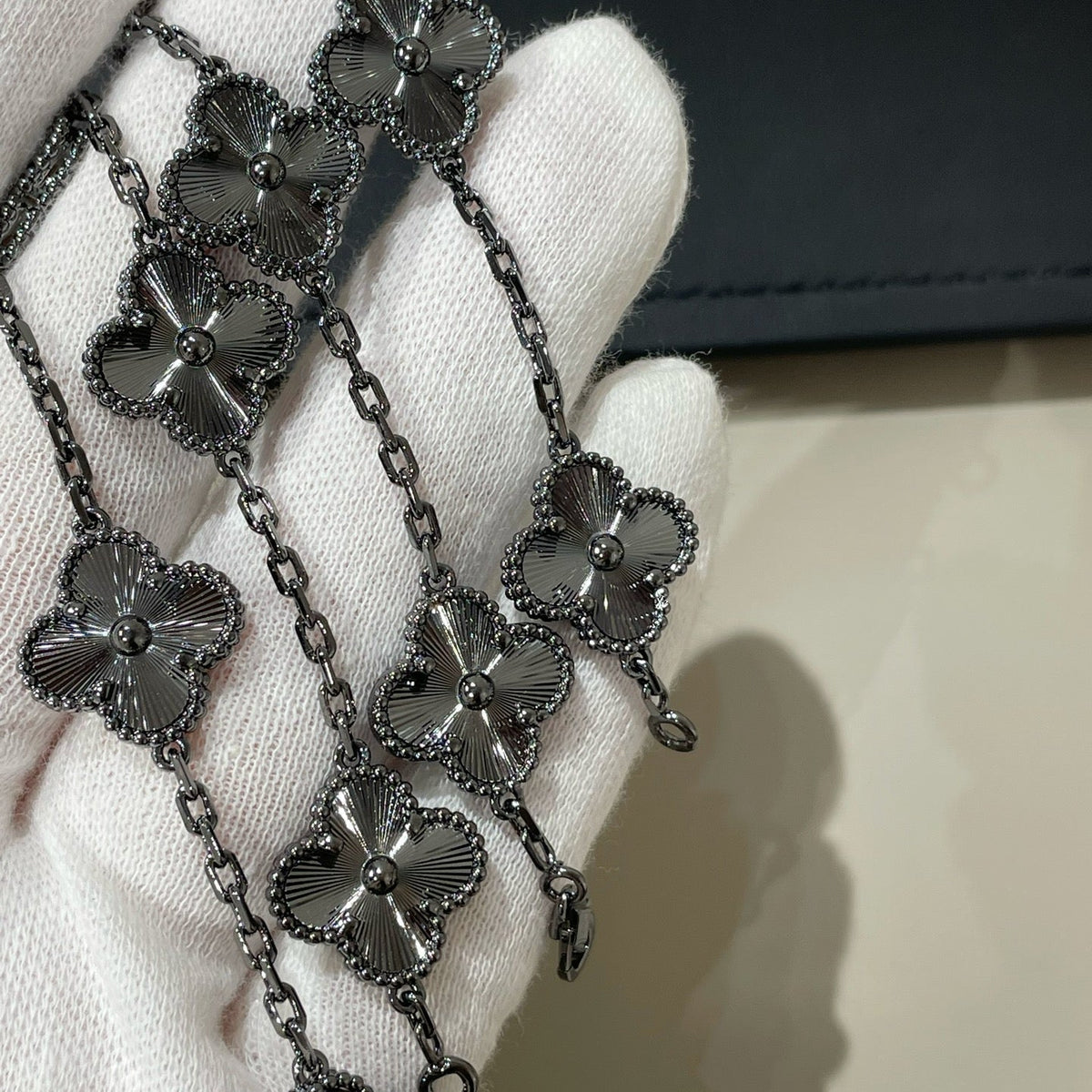{"[Elowen jewelsry ]CLOVER 5 MOTIF BLACK BRACELET": "【Elowen jewelry】クローバー 5モチーフ ブラックブレスレット"}