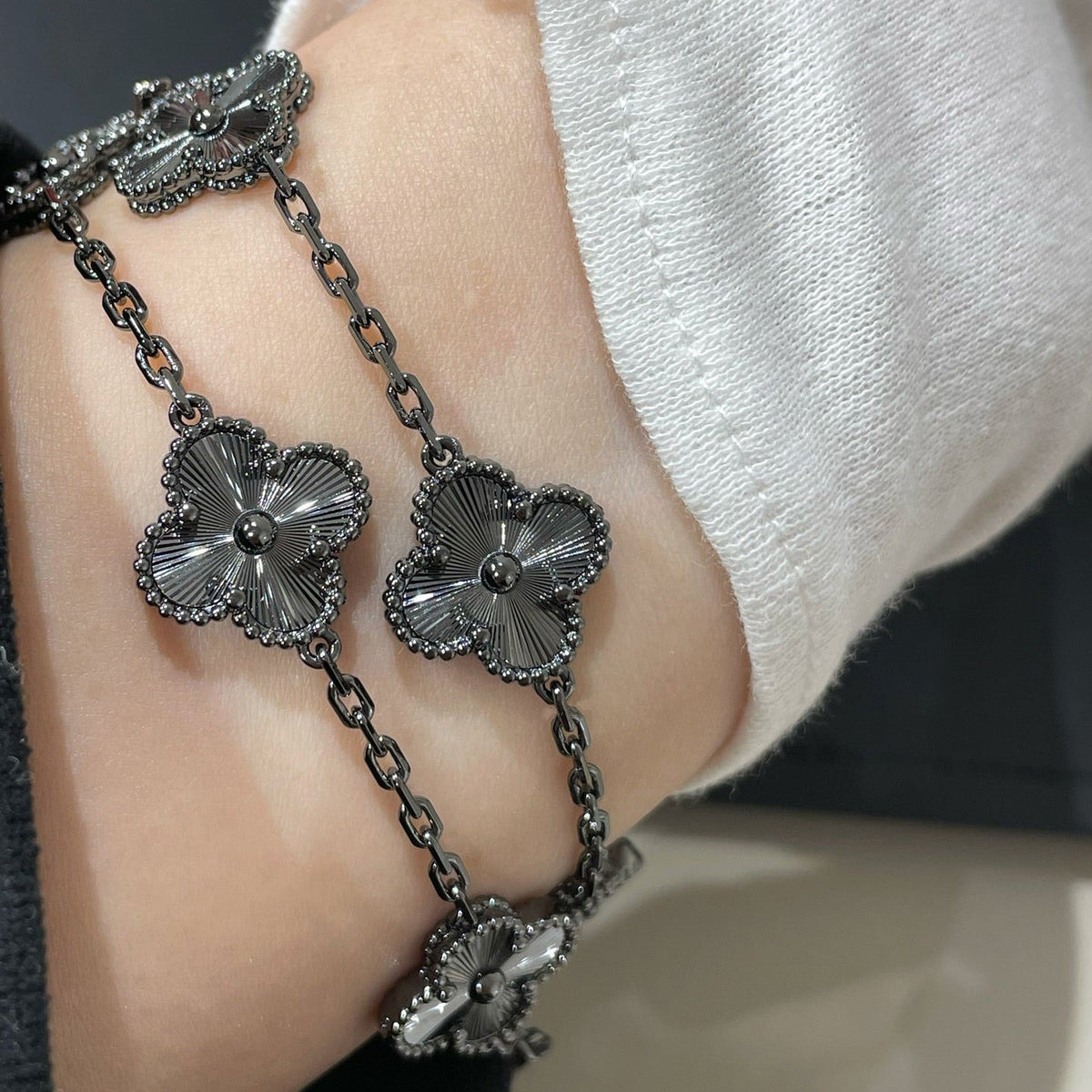 {"[Elowen jewelsry ]CLOVER 5 MOTIF BLACK BRACELET": "【Elowen jewelry】クローバー 5モチーフ ブラックブレスレット"}