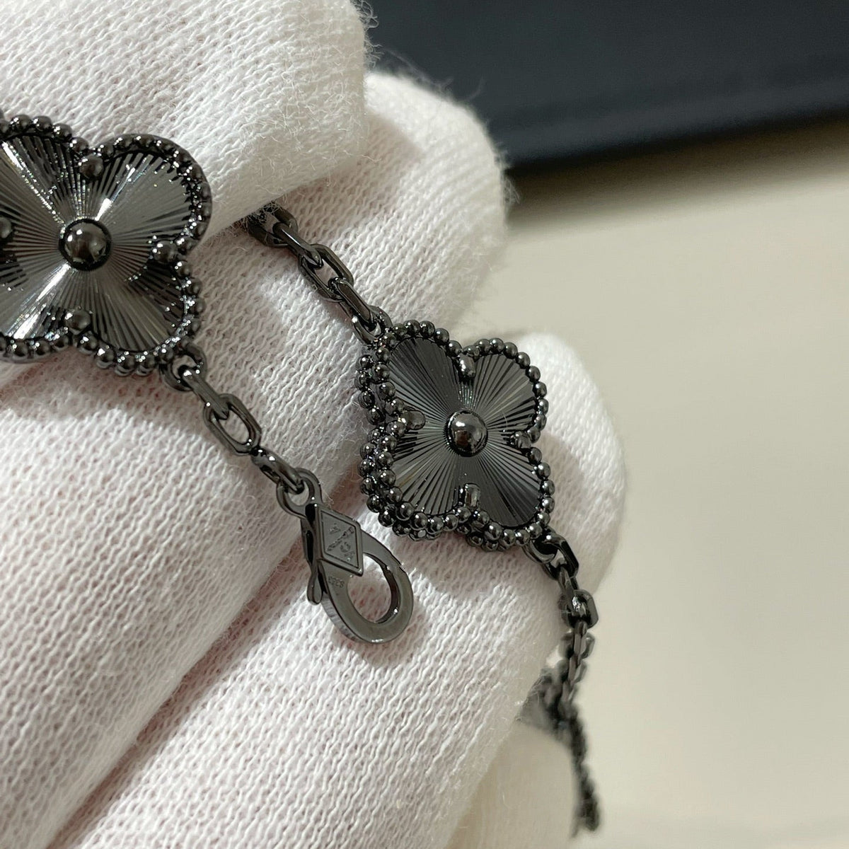 {"[Elowen jewelsry ]CLOVER 5 MOTIF BLACK BRACELET": "【Elowen jewelry】クローバー 5モチーフ ブラックブレスレット"}