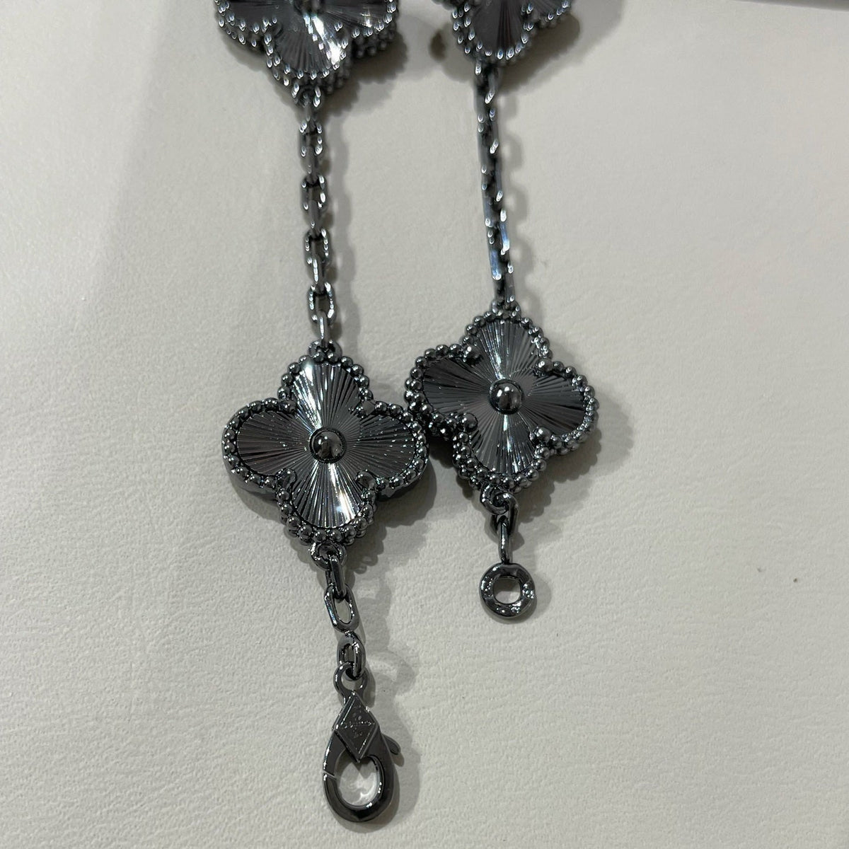 {"[Elowen jewelsry ]CLOVER 5 MOTIF BLACK BRACELET": "【Elowen jewelry】クローバー 5モチーフ ブラックブレスレット"}