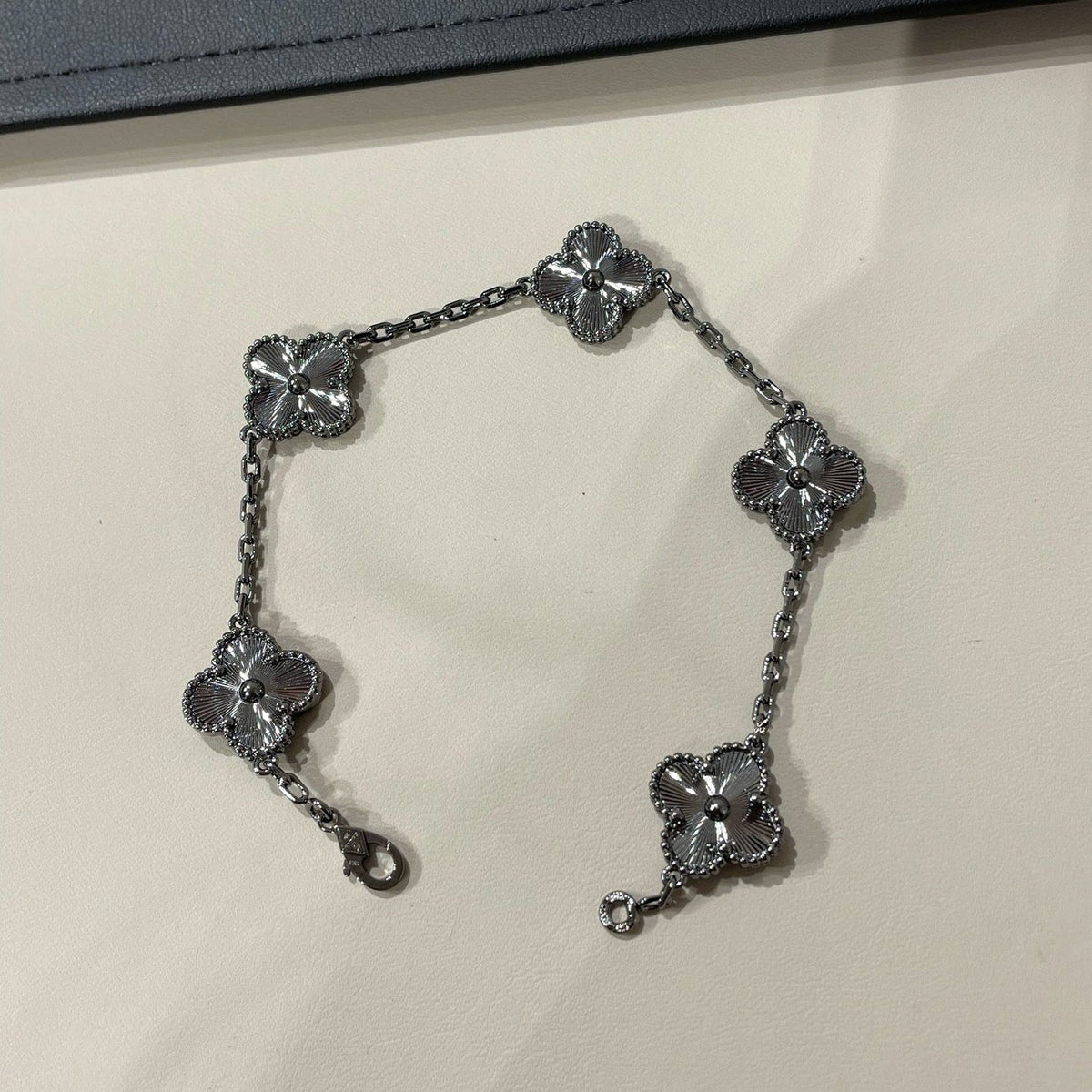 {"[Elowen jewelsry ]CLOVER 5 MOTIF BLACK BRACELET": "【Elowen jewelry】クローバー 5モチーフ ブラックブレスレット"}