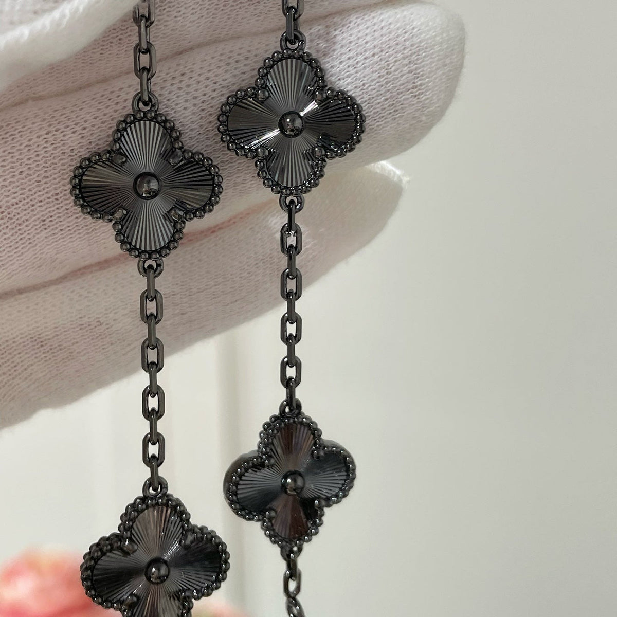 {"[Elowen jewelsry ]CLOVER 5 MOTIF BLACK BRACELET": "【Elowen jewelry】クローバー 5モチーフ ブラックブレスレット"}