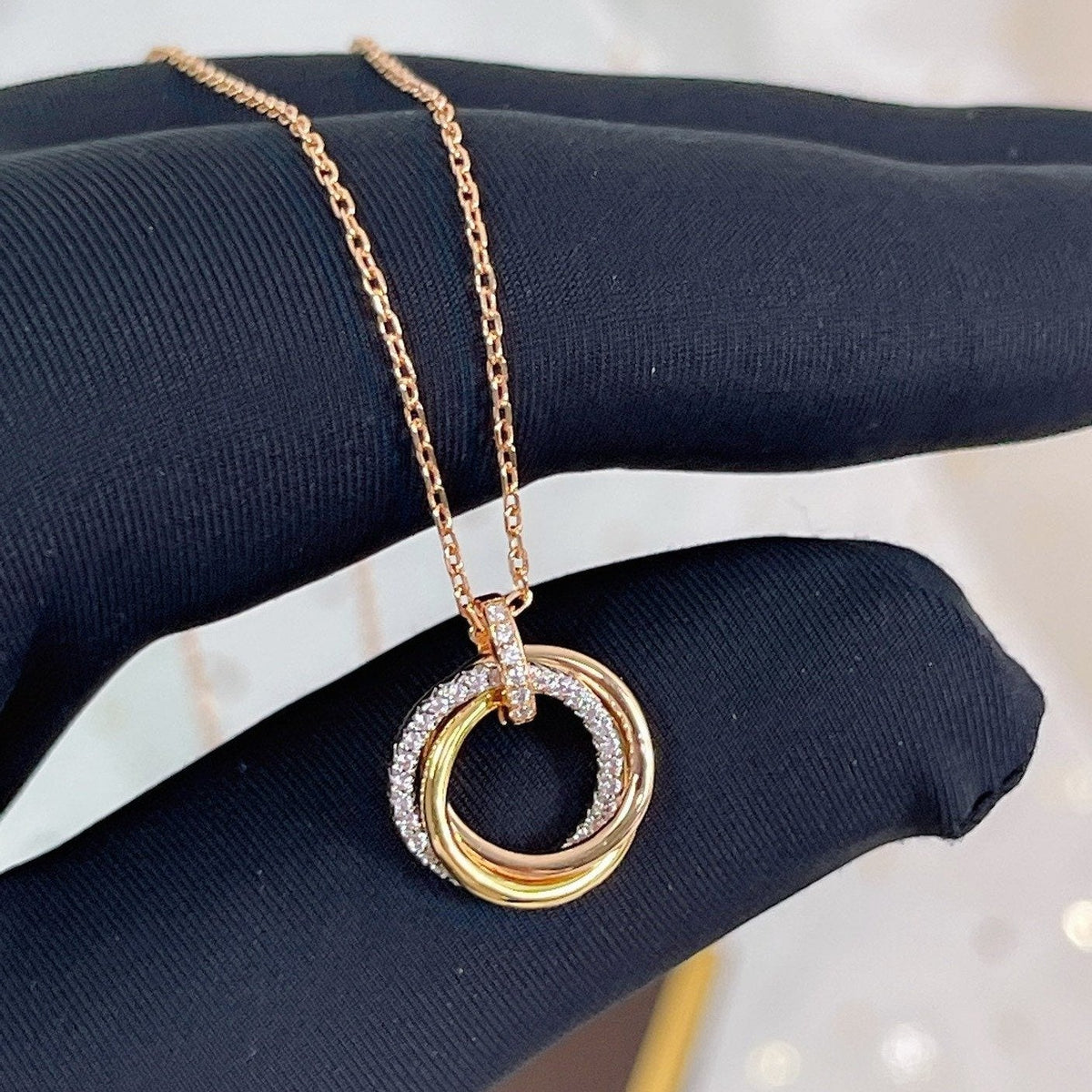 {
  "Elowen jewelsry": "Elowen ジュエリー",
  "TRINITY NECKLACE SILVER GOLD PINK GOLD DIAMONDS": "トリニティネックレス シルバー ゴールド ピンクゴールド ダイヤモンド"
}