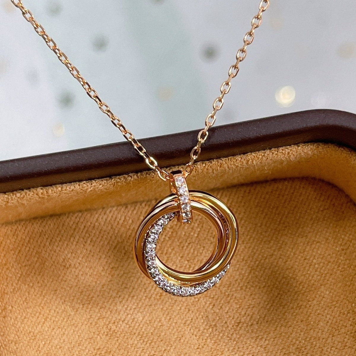 {
  "Elowen jewelsry": "Elowen ジュエリー",
  "TRINITY NECKLACE SILVER GOLD PINK GOLD DIAMONDS": "トリニティネックレス シルバー ゴールド ピンクゴールド ダイヤモンド"
}
