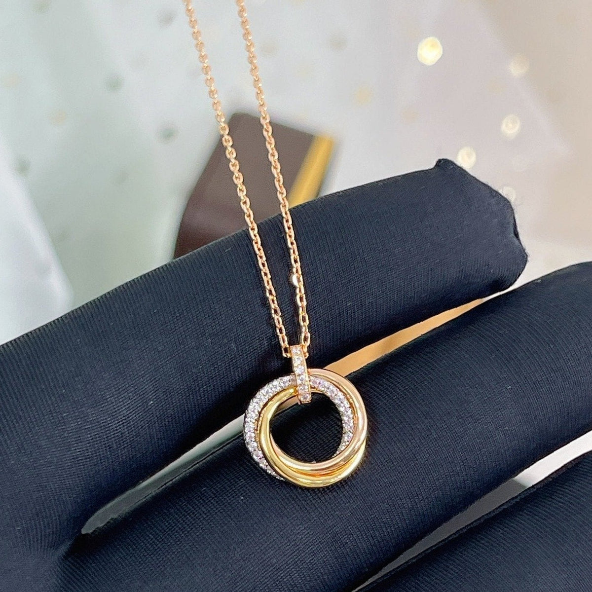 {
  "Elowen jewelsry": "Elowen ジュエリー",
  "TRINITY NECKLACE SILVER GOLD PINK GOLD DIAMONDS": "トリニティネックレス シルバー ゴールド ピンクゴールド ダイヤモンド"
}