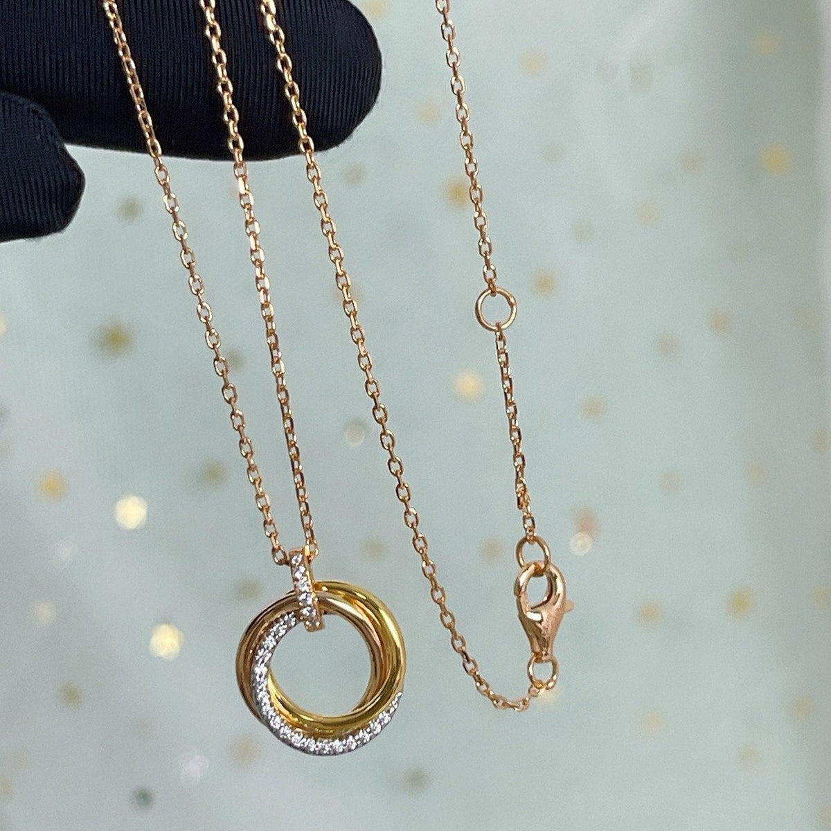 {
  "Elowen jewelsry": "Elowen ジュエリー",
  "TRINITY NECKLACE SILVER GOLD PINK GOLD DIAMONDS": "トリニティネックレス シルバー ゴールド ピンクゴールド ダイヤモンド"
}