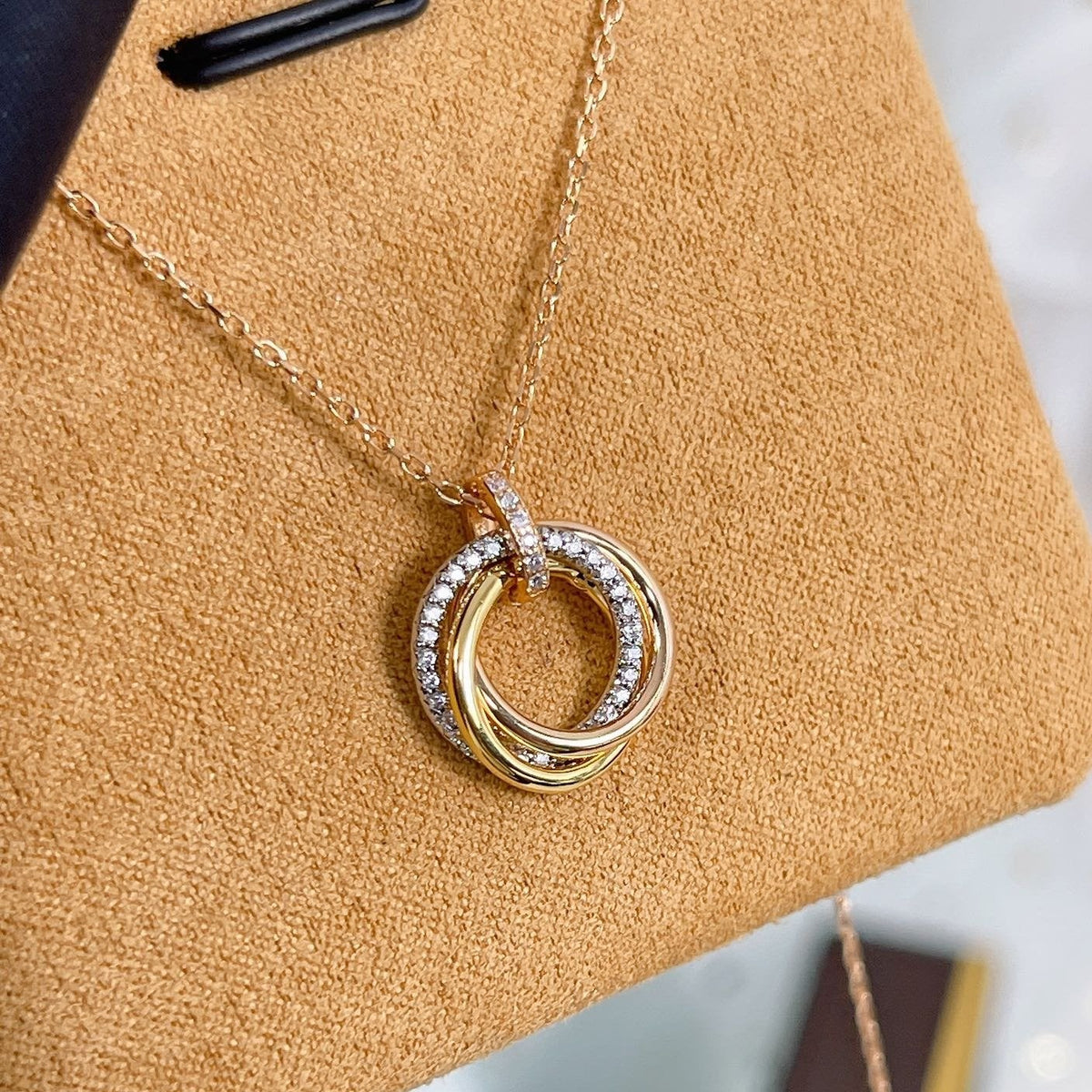 {
  "Elowen jewelsry": "Elowen ジュエリー",
  "TRINITY NECKLACE SILVER GOLD PINK GOLD DIAMONDS": "トリニティネックレス シルバー ゴールド ピンクゴールド ダイヤモンド"
}