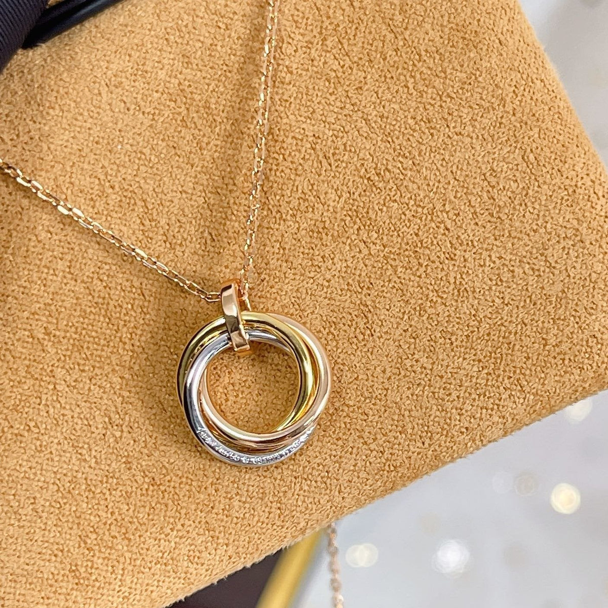 {
  "Elowen jewelsry": "Elowen ジュエリー",
  "TRINITY NECKLACE SILVER GOLD PINK GOLD DIAMONDS": "トリニティネックレス シルバー ゴールド ピンクゴールド ダイヤモンド"
}