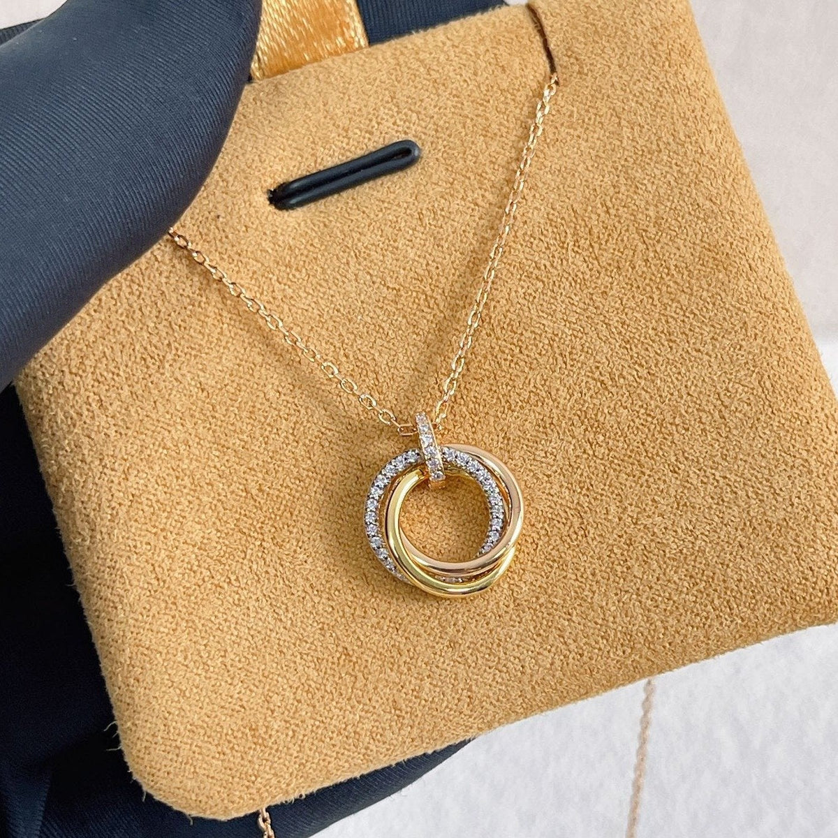 {
  "Elowen jewelsry": "Elowen ジュエリー",
  "TRINITY NECKLACE SILVER GOLD PINK GOLD DIAMONDS": "トリニティネックレス シルバー ゴールド ピンクゴールド ダイヤモンド"
}
