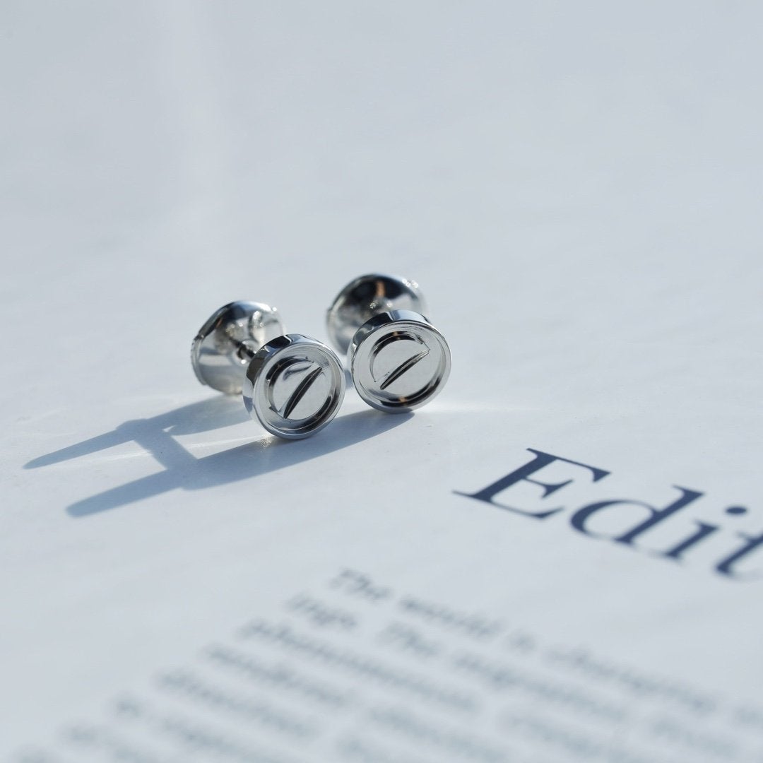{
  "Elowen jewelsry": "Elowen ジュエリー",
  "LOVE EARRINGS SILVER 10MM": "LOVE ピアス シルバー 10mm"
}