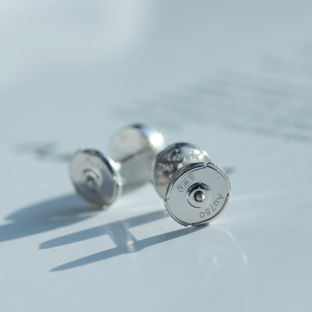 {
  "Elowen jewelsry": "Elowen ジュエリー",
  "LOVE EARRINGS SILVER 10MM": "LOVE ピアス シルバー 10mm"
}