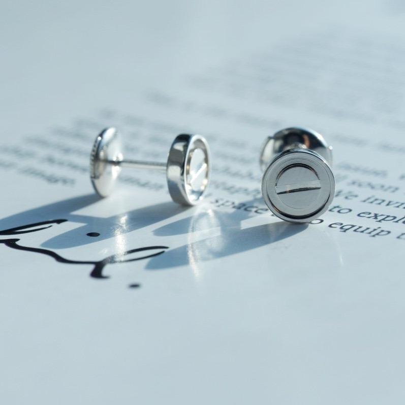 {
  "Elowen jewelsry": "Elowen ジュエリー",
  "LOVE EARRINGS SILVER 10MM": "LOVE ピアス シルバー 10mm"
}