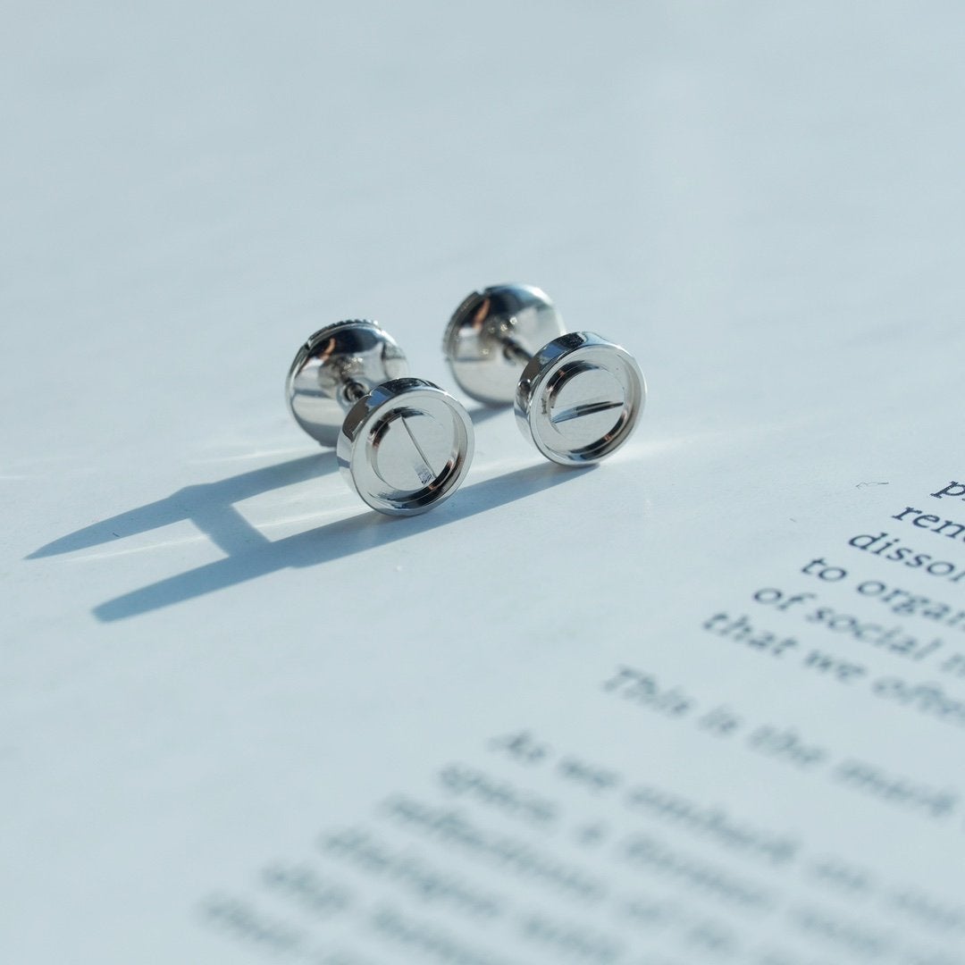{
  "Elowen jewelsry": "Elowen ジュエリー",
  "LOVE EARRINGS SILVER 10MM": "LOVE ピアス シルバー 10mm"
}