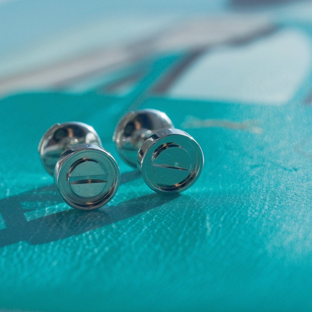 {
  "Elowen jewelsry": "Elowen ジュエリー",
  "LOVE EARRINGS SILVER 10MM": "LOVE ピアス シルバー 10mm"
}