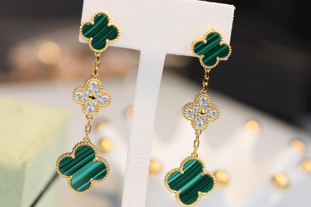 {
  "Elowen jewelsry": "Elowen ジュエリー",
  "CLOVER EARRINGS GOLD MALACHITE DIAMOND 3 MOTIF": "クローバーピアス ゴールド マラカイト ダイヤモンド 3モチーフ"
}