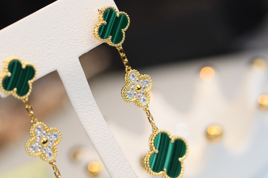 {
  "Elowen jewelsry": "Elowen ジュエリー",
  "CLOVER EARRINGS GOLD MALACHITE DIAMOND 3 MOTIF": "クローバーピアス ゴールド マラカイト ダイヤモンド 3モチーフ"
}