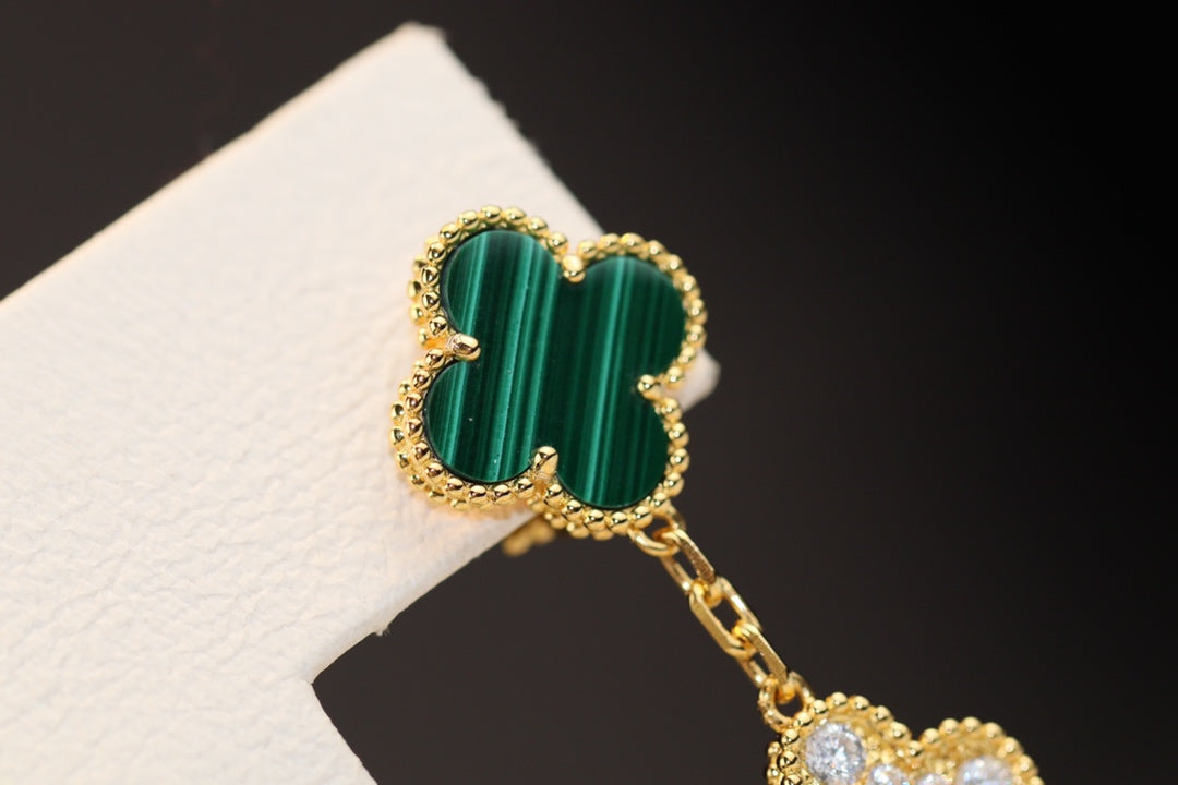 {
  "Elowen jewelsry": "Elowen ジュエリー",
  "CLOVER EARRINGS GOLD MALACHITE DIAMOND 3 MOTIF": "クローバーピアス ゴールド マラカイト ダイヤモンド 3モチーフ"
}