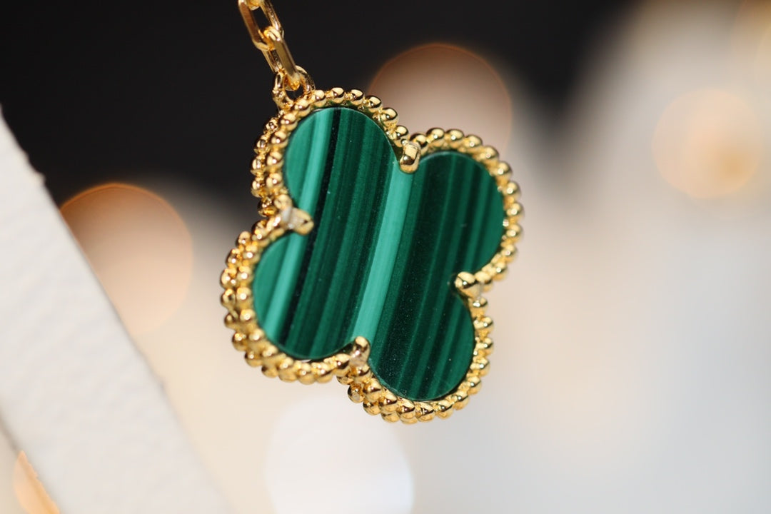 {
  "Elowen jewelsry": "Elowen ジュエリー",
  "CLOVER EARRINGS GOLD MALACHITE DIAMOND 3 MOTIF": "クローバーピアス ゴールド マラカイト ダイヤモンド 3モチーフ"
}