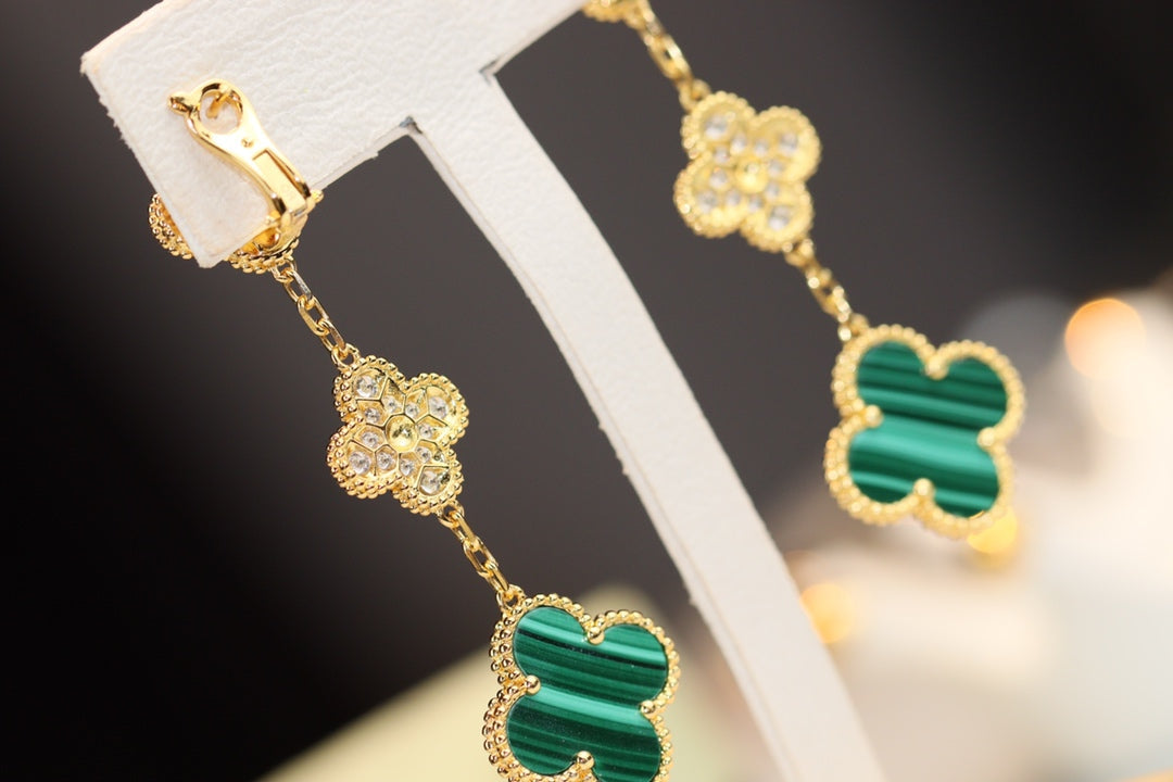 {
  "Elowen jewelsry": "Elowen ジュエリー",
  "CLOVER EARRINGS GOLD MALACHITE DIAMOND 3 MOTIF": "クローバーピアス ゴールド マラカイト ダイヤモンド 3モチーフ"
}