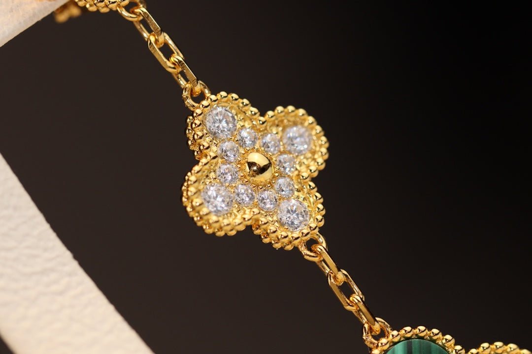 {
  "Elowen jewelsry": "Elowen ジュエリー",
  "CLOVER EARRINGS GOLD MALACHITE DIAMOND 3 MOTIF": "クローバーピアス ゴールド マラカイト ダイヤモンド 3モチーフ"
}