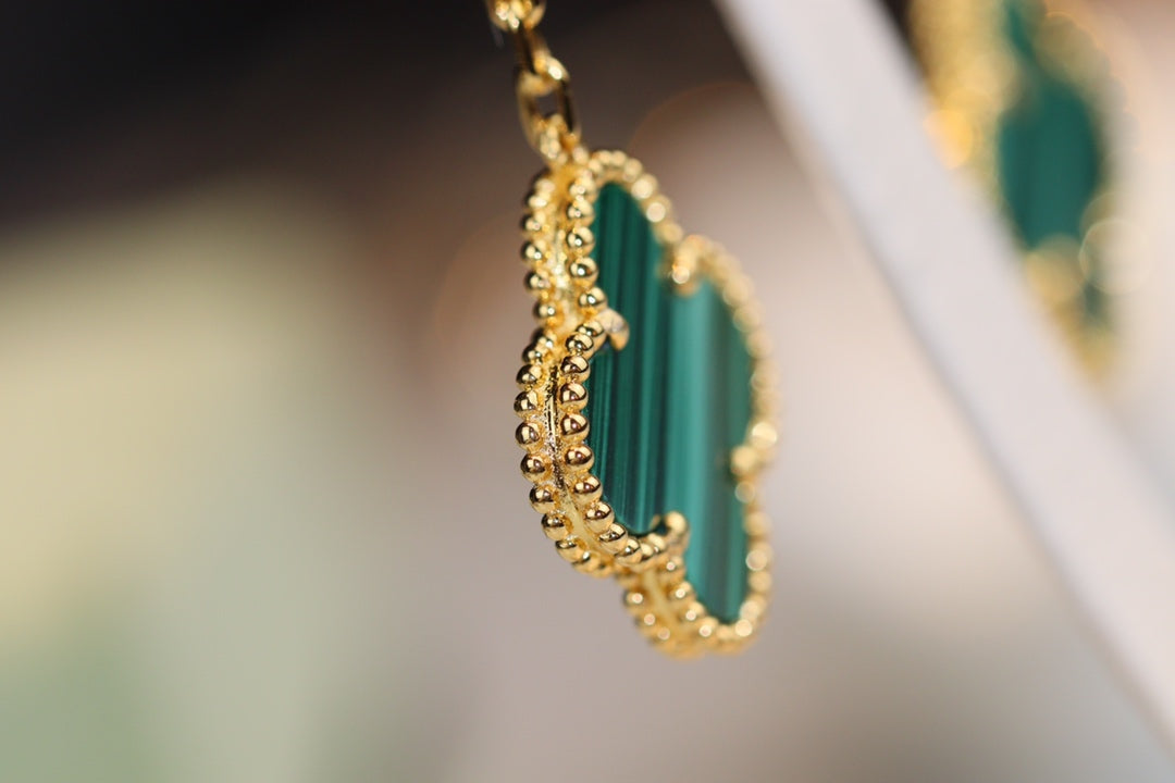 {
  "Elowen jewelsry": "Elowen ジュエリー",
  "CLOVER EARRINGS GOLD MALACHITE DIAMOND 3 MOTIF": "クローバーピアス ゴールド マラカイト ダイヤモンド 3モチーフ"
}