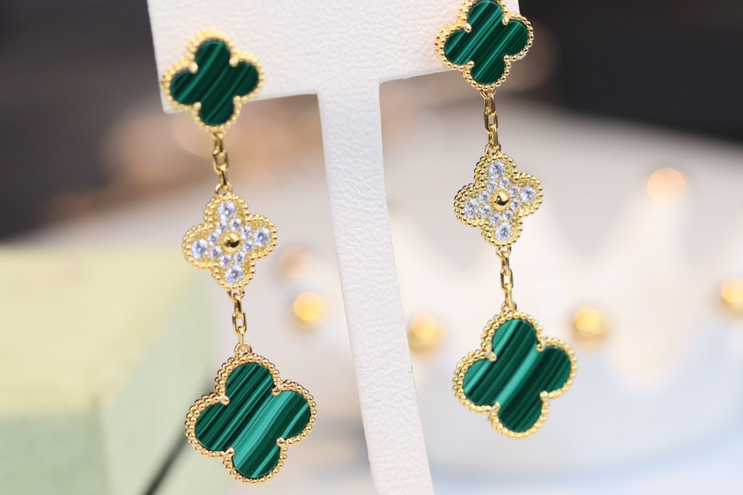 {
  "Elowen jewelsry": "Elowen ジュエリー",
  "CLOVER EARRINGS GOLD MALACHITE DIAMOND 3 MOTIF": "クローバーピアス ゴールド マラカイト ダイヤモンド 3モチーフ"
}