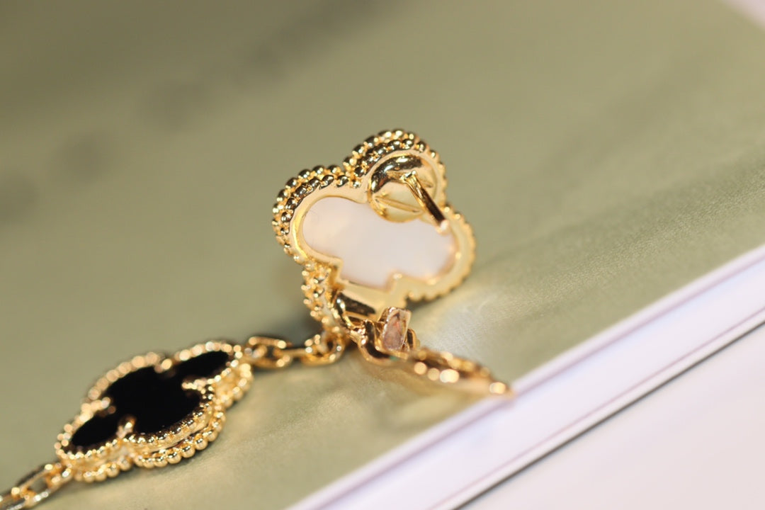 [Elowen jewelry] クローバーピアス ゴールド オニキス マザーオブパール 3モチーフ