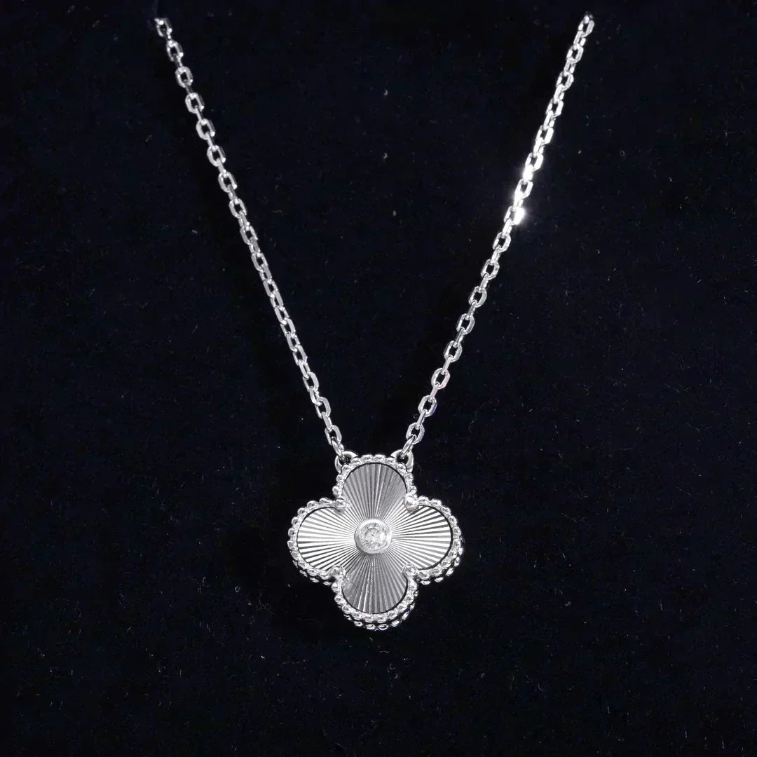 [Elowen jewelsry ]CLOVER  15MM DIAMOND LASER NECKLACE SILVER