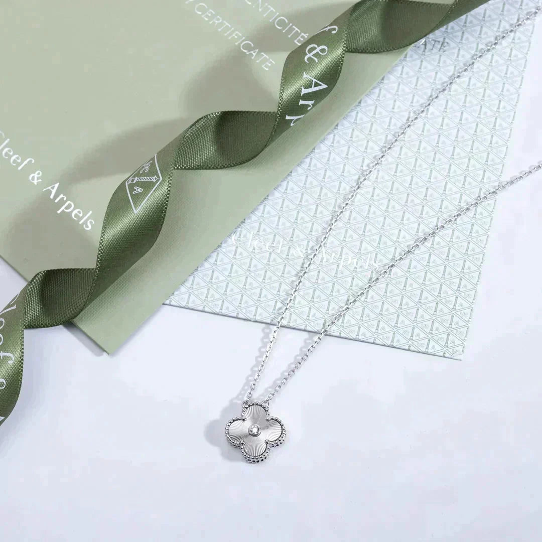 [Elowen Schmuck] CLOVER 15MM DIAMANT LASER HALSKETTE SILBER