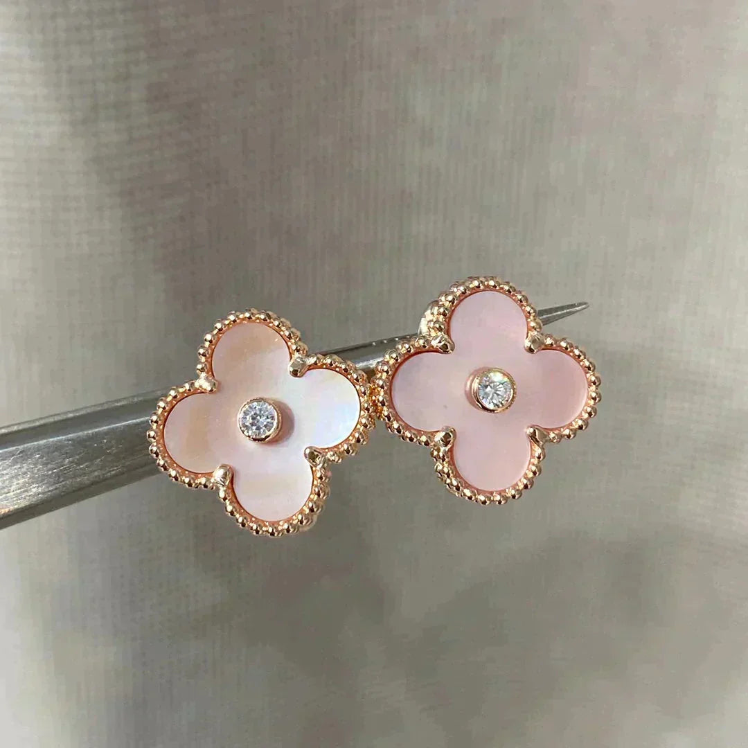 {
"Elowen jewelsry ": "エロウェン ジュエリー",
"CLOVER MEDIUM 1 MOTIFS  PINK MOP DIAMOND EARRINGS": "クローバー ミディアム 1モチーフ ピンクマザーオブパール ダイヤモンド ピアス"
}