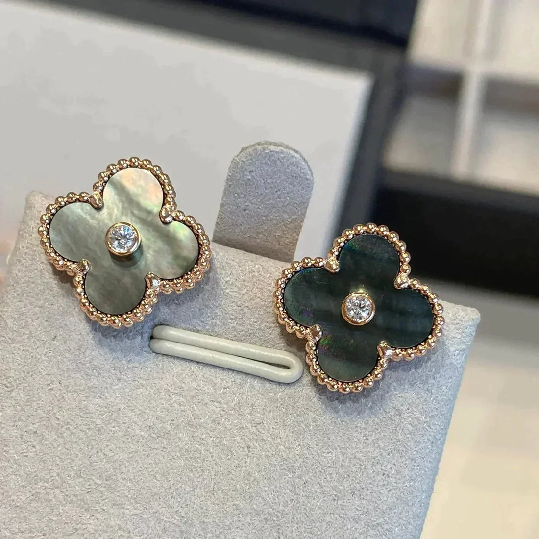 [Elowen jewelsry] クローバー ミディアム 1モチーフ グレーマザーオブパール ダイヤモンド ピアス