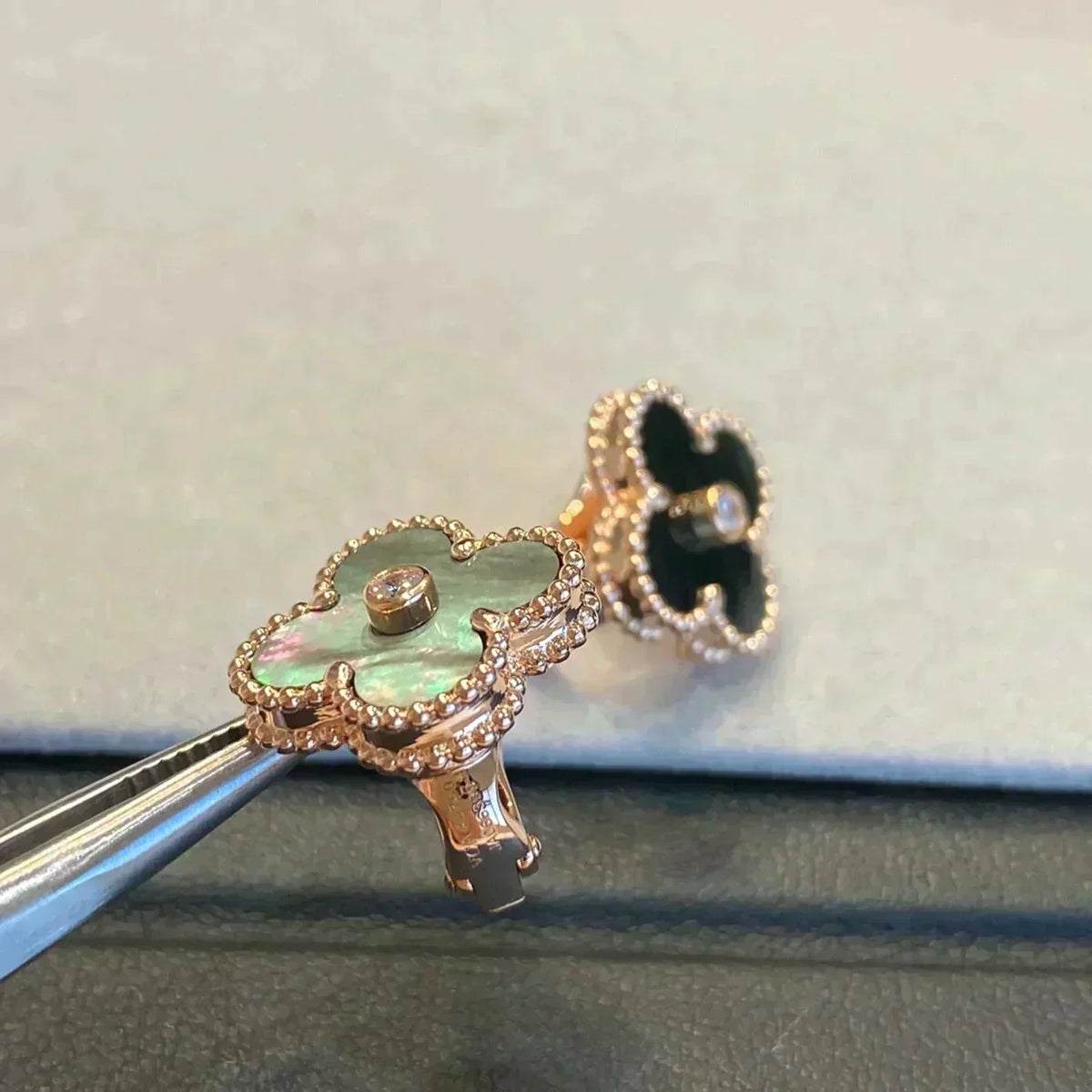 [Elowen jewelsry ]CLOVER MEDIUM 1 MOTIFS GRAY MOP  DIAMOND EARRINGS