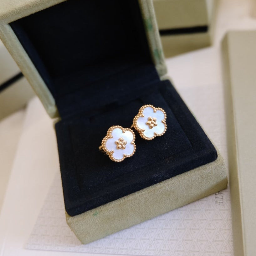 {
  "Elowen jewelsry": "Elowen Schmuck",
  "LUCKY PINK GOLD WHITE MOP EARRINGS": "LUCKY OHRRINGE IN ROSÉGOLD MIT WEISSEM PERLMUTT"
}