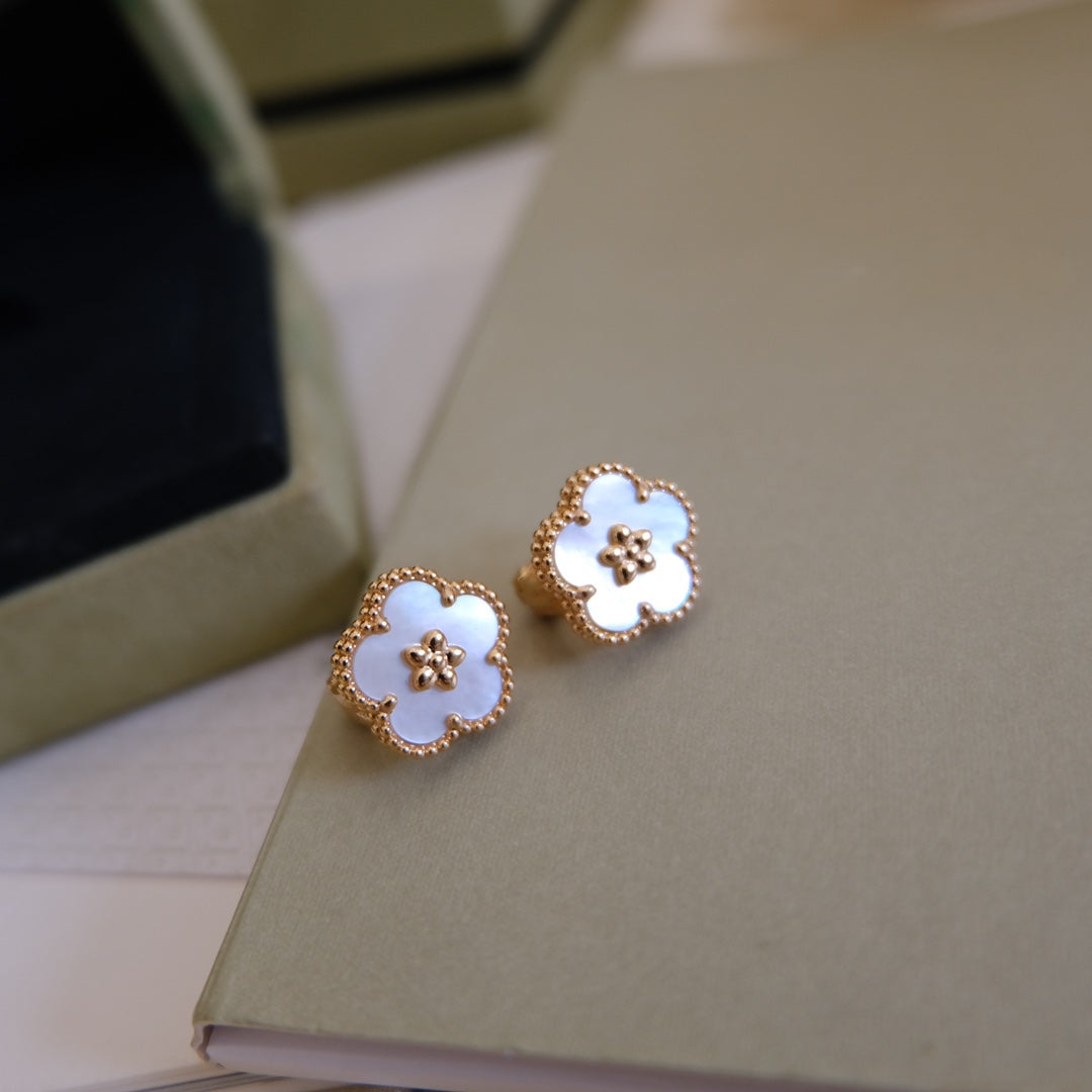 {
  "Elowen jewelsry": "Elowen Schmuck",
  "LUCKY PINK GOLD WHITE MOP EARRINGS": "LUCKY OHRRINGE IN ROSÉGOLD MIT WEISSEM PERLMUTT"
}