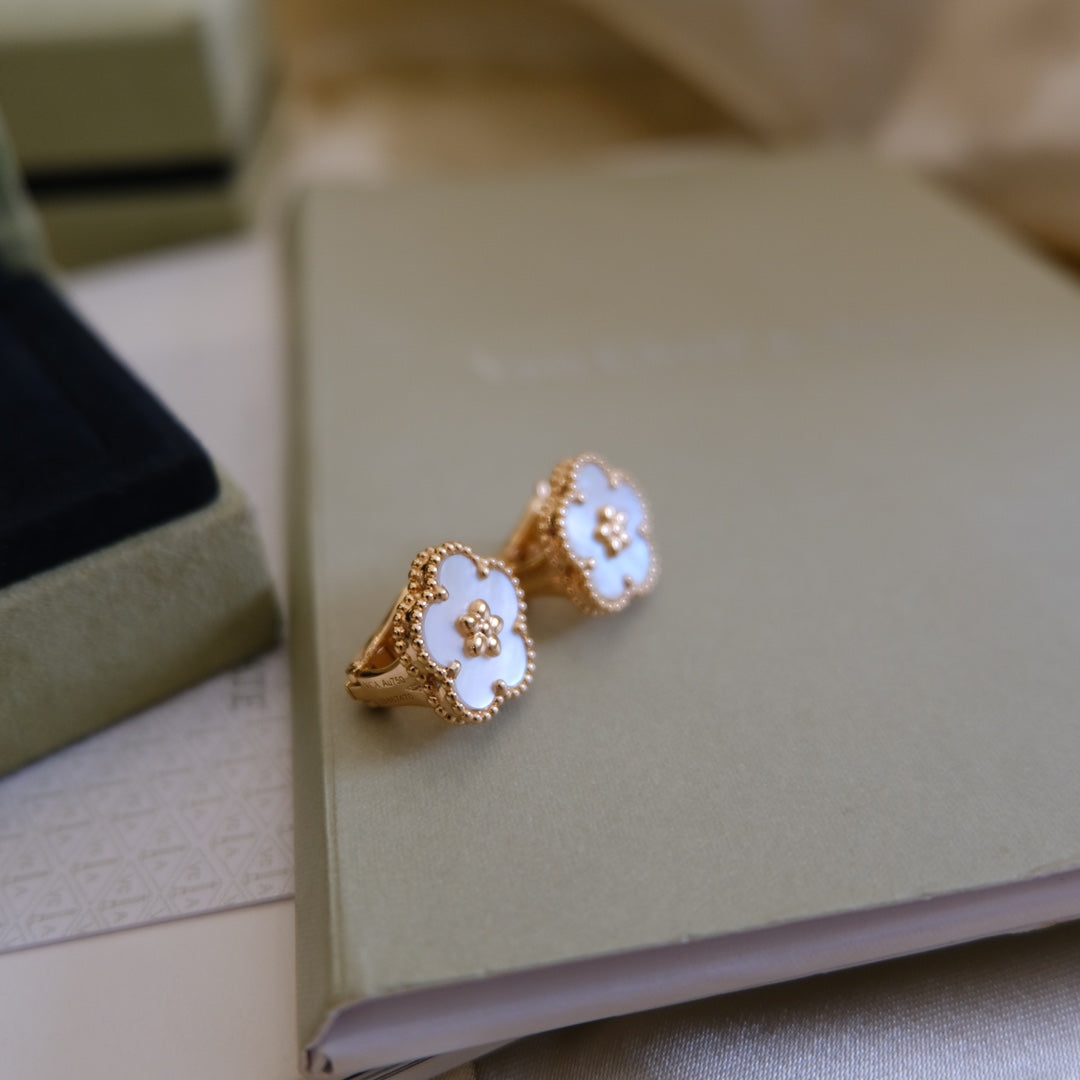 {
  "Elowen jewelsry": "Elowen Schmuck",
  "LUCKY PINK GOLD WHITE MOP EARRINGS": "LUCKY OHRRINGE IN ROSÉGOLD MIT WEISSEM PERLMUTT"
}
