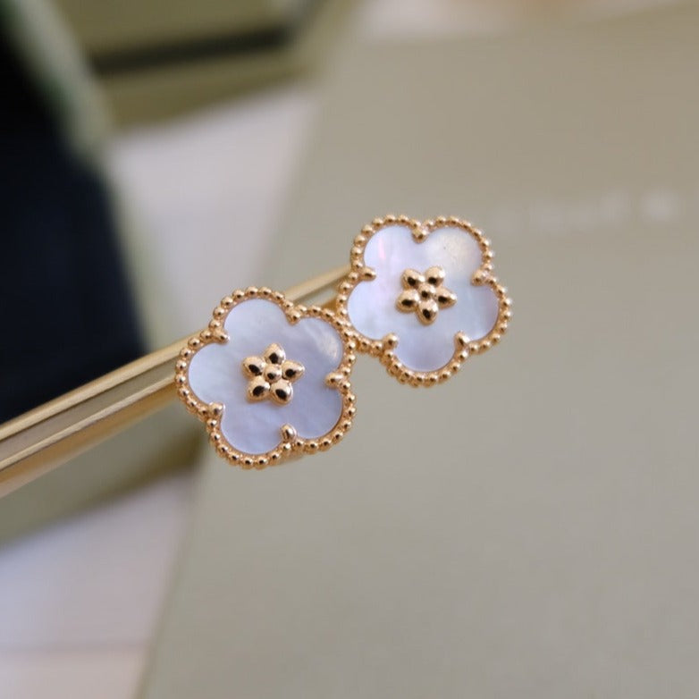 {
  "Elowen jewelsry": "Elowen Schmuck",
  "LUCKY PINK GOLD WHITE MOP EARRINGS": "LUCKY OHRRINGE IN ROSÉGOLD MIT WEISSEM PERLMUTT"
}