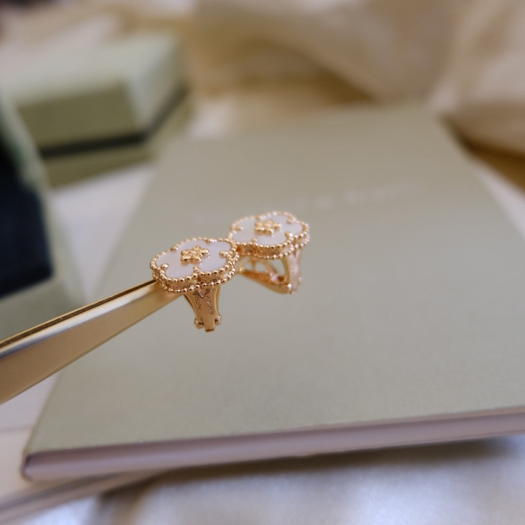 {
  "Elowen jewelsry": "Elowen Schmuck",
  "LUCKY PINK GOLD WHITE MOP EARRINGS": "LUCKY OHRRINGE IN ROSÉGOLD MIT WEISSEM PERLMUTT"
}