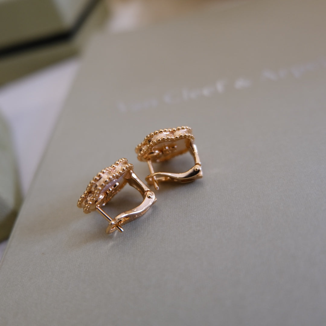 {
  "Elowen jewelsry": "Elowen Schmuck",
  "LUCKY PINK GOLD WHITE MOP EARRINGS": "LUCKY OHRRINGE IN ROSÉGOLD MIT WEISSEM PERLMUTT"
}