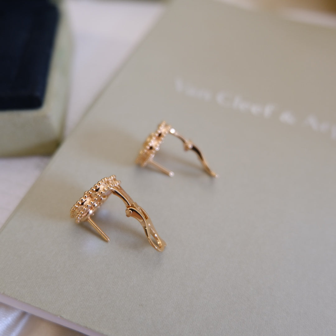 {
  "Elowen jewelsry": "Elowen Schmuck",
  "LUCKY PINK GOLD WHITE MOP EARRINGS": "LUCKY OHRRINGE IN ROSÉGOLD MIT WEISSEM PERLMUTT"
}